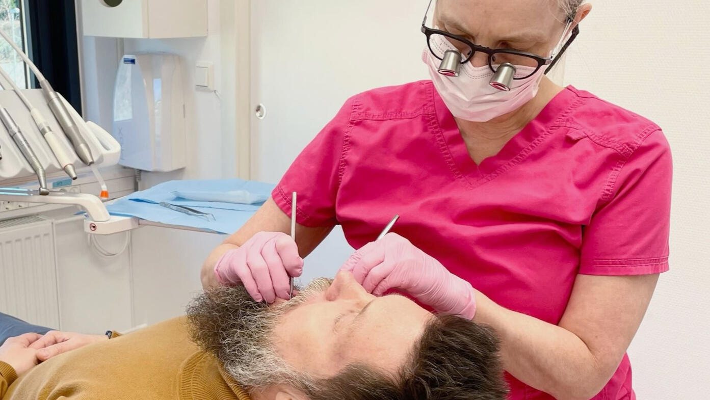 Behandlingstilbud - Våler Tannklinikk, Vestlia 1, 1592 Våler i Østfold Tannlege behandler pasient - Våler Tannklinikk